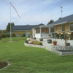 Have med terrassebelægning og støttemur til bed